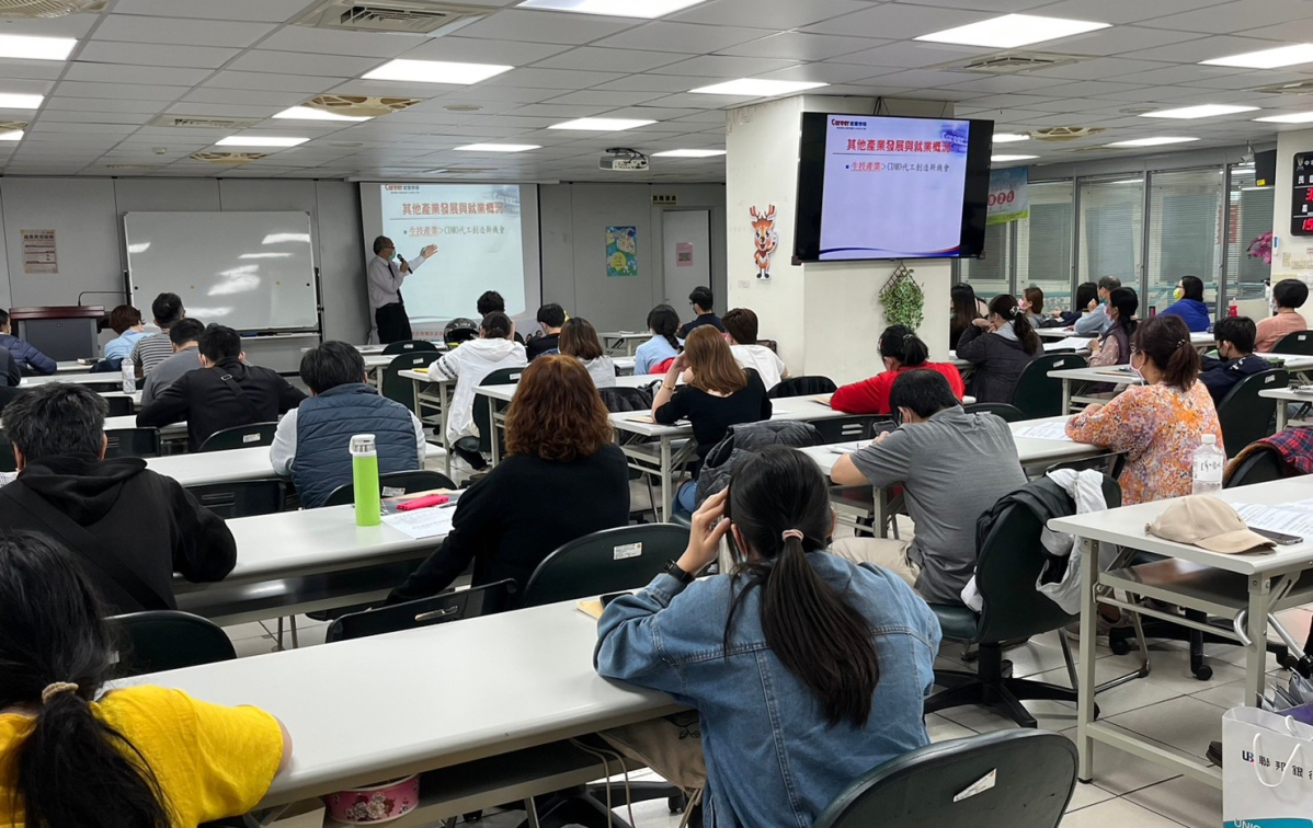 【就業準備暨生涯卡講座】112/3/25(六)13:30-16:00後疫情的產業趨勢與人才需求
